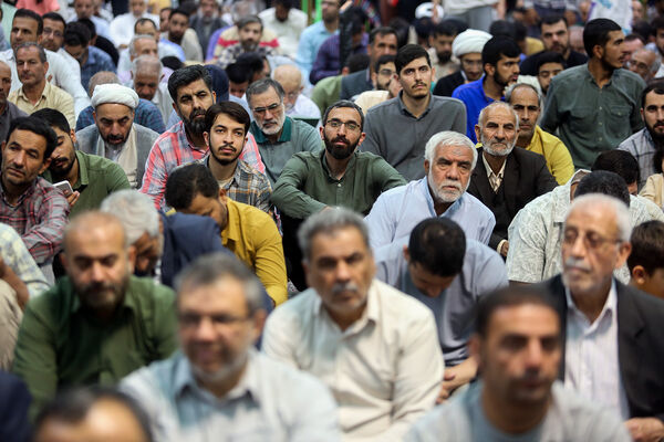 گل آرایی ضریح مطهر حضرت معصومه(س) به مناسبت روز دختر