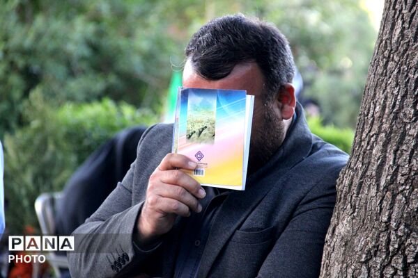مراسم قرائت دعای عرفه با حضور مسئولین استان و قشرهای مردم در همدان 
