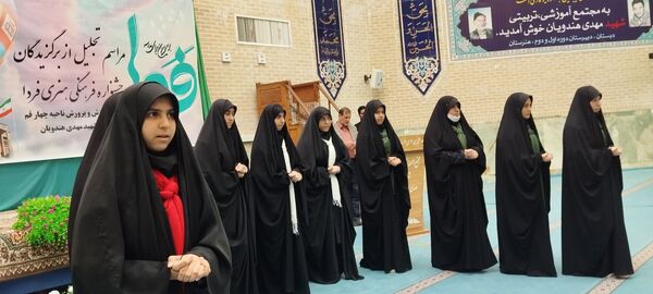 تقدیر از دانش‌آموزان برگزیده ناحیه چهار قم در جشنواره «فردا»