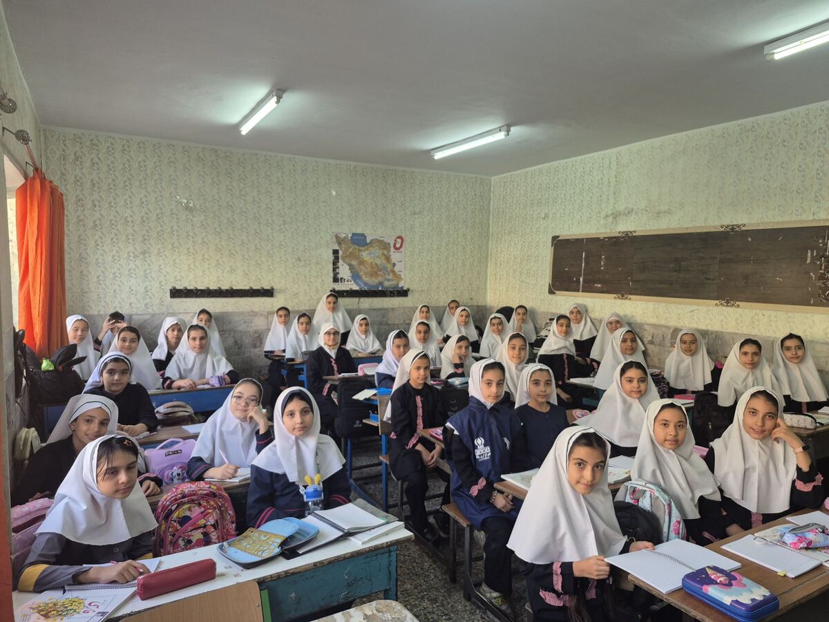  عکس یادگاری کلاس ۴٫۲مدرسه هدی شهرستان قدس