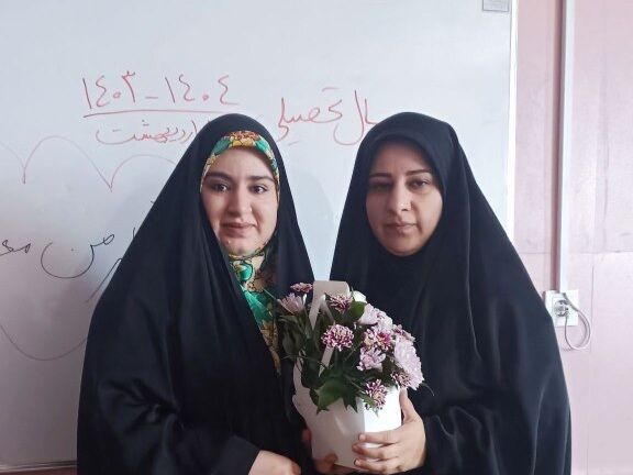 جشن روز معلم در دبستان عذرا پورشهریاری با برنامه های ویژه برگزار شد