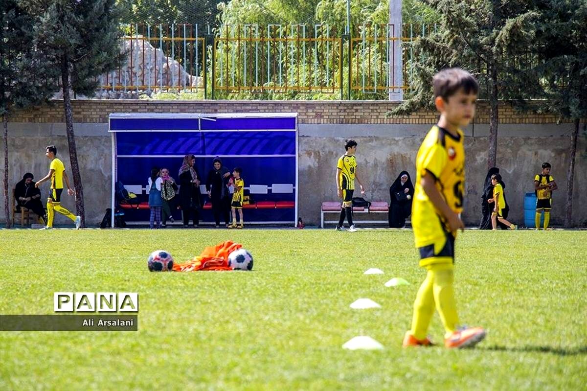باید لیگ فوتبال دانش آموزی برگزار شود