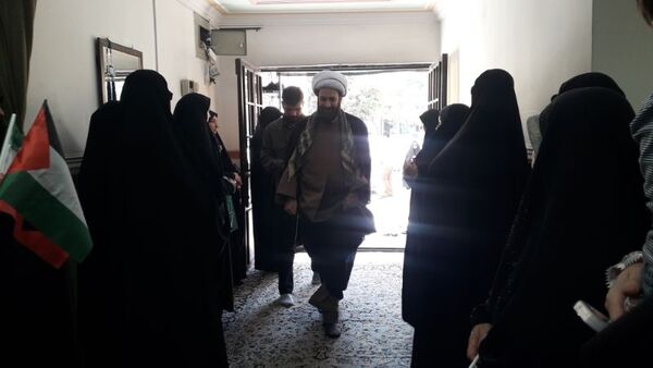 دانش‌آموزان هنرستان فاطمیه از شهید گمنام استقبال کردند