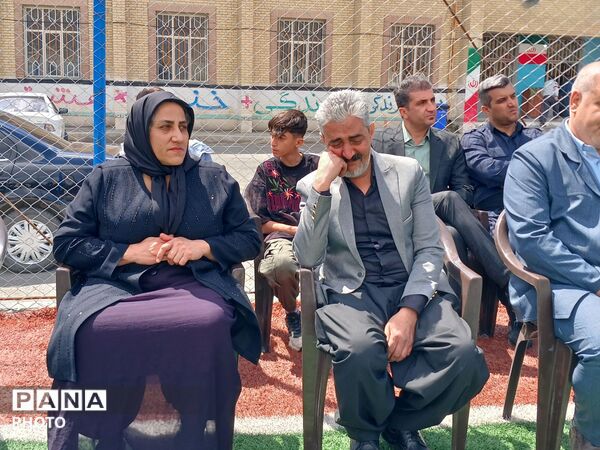 آیین نامگذاری زمین چمن مصنوعی مدرسه بهاءالدین ادب به نام شهید دانش‌آموز ماهان زارعی