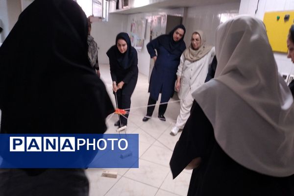 برگزاری دوره‌های توانمند سازی در دبستان ۱۸ دی ناحیه دو شهرری با حضور مدرس سازمان دانش‌آموزی 