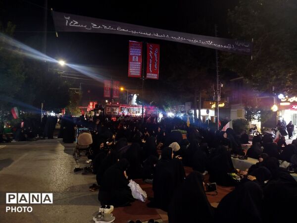 نهمین شب از مراسم عزاداری امام حسین همراه با هئیت زنجیر زنی در حسینیه امام خمینی