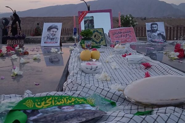  مردم در کنار شهدا، با نماز و زیارت تحویل سال را آغاز کردند