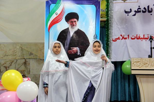 جشن تکلیف دانش‌آموزان دختر اسلام آباد غرب