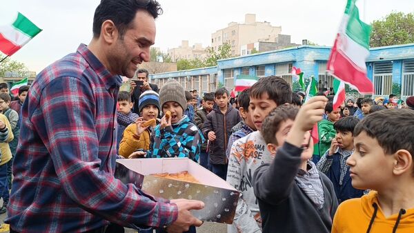 شادی دانش آموزان دبستان سعدی یک در تحقق وعده صادق تنبیه اسرائیل