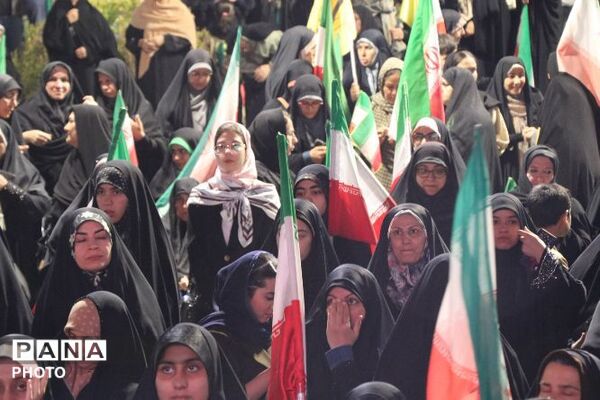 حضور بازماندگان ناوشکن دنا؛در میدان شهید آیت الله خامنه ای وتجلیل از ایثارگری مدافعان وطن