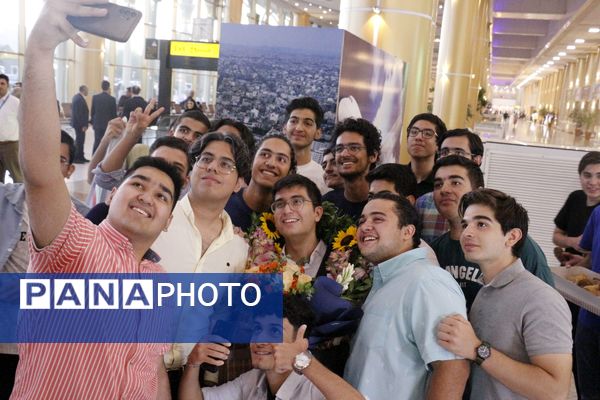 استقبال پرشور از دانش‌آموز مشهدی قهرمان المپیاد جهانی نجوم و اخترفیزیک