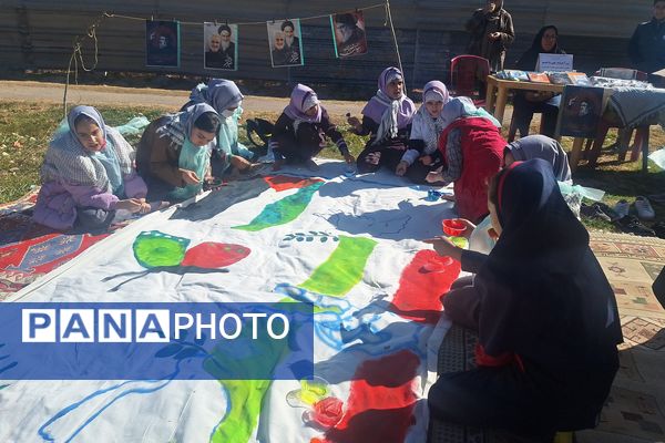 لذت نقاشی همگانی کنار دوستان در بوستان جنت شیراز 