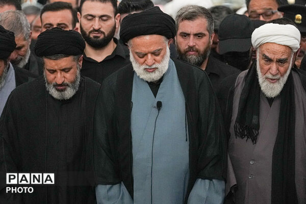 اقامه نماز بر پیکر مطهر رهبر شهید انقلاب در حرم مطهر رضوی-۱