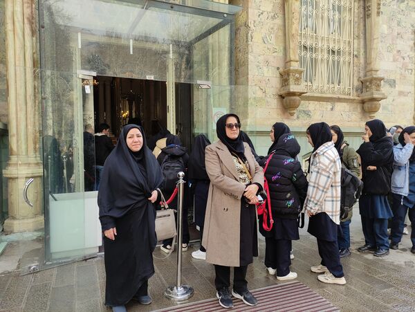 برگزاری اردوی دانش‌آموزان دبیرستان فرزانگان استعداد درخشان ملارد به کاخ سعدآباد