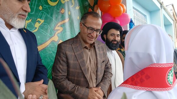 نواختن زنگ مهر در دبستان نجمه شهرستان فیروزکوه