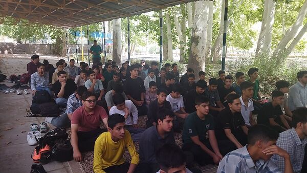 اولین نماز جماعت پایه دهمی ها همراه با کادر دبیرستان شاهد ابوذر غفاری 