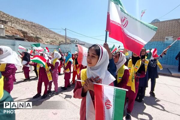 مراسم چهلمین روز شهدای دانش‌آموز مدرسه شجره طیبه میناب در دبستان ام البنین دیشموک