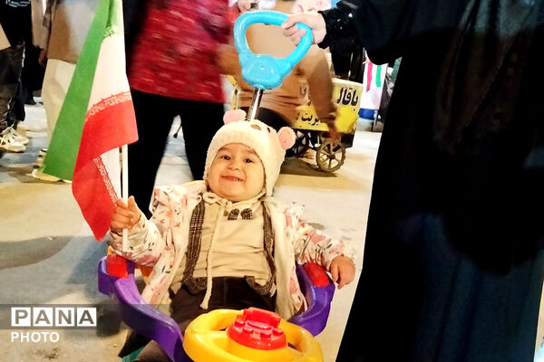 جلوه ای از حضور کودکان در دل میدان