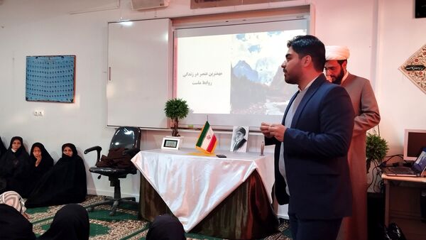 جلسه آموزش فرزند پروری برای والدین در مدرسه دخترانه مهندس رحمانی فرد ناحیه یک مشهد 
