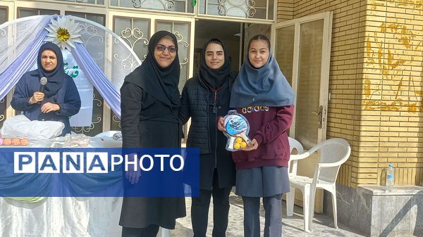 تقدیر از دانش‌آموزان برتر دبیرستان دخترانه ۱۳ آبان