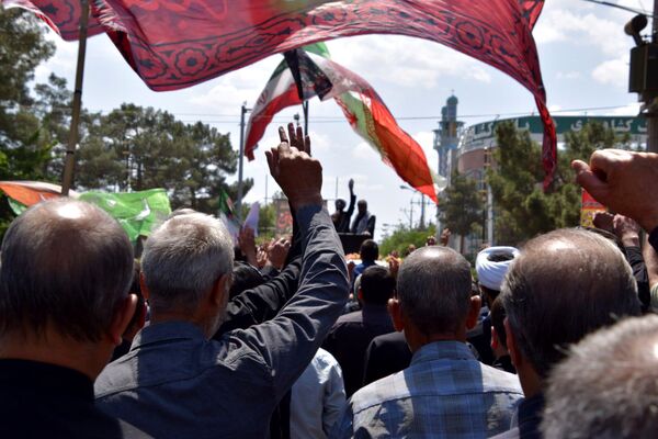 همه چیز برای یک استقبال گرم مهیاست ، با افتخار به پیشواز شهیدمان می آییم 