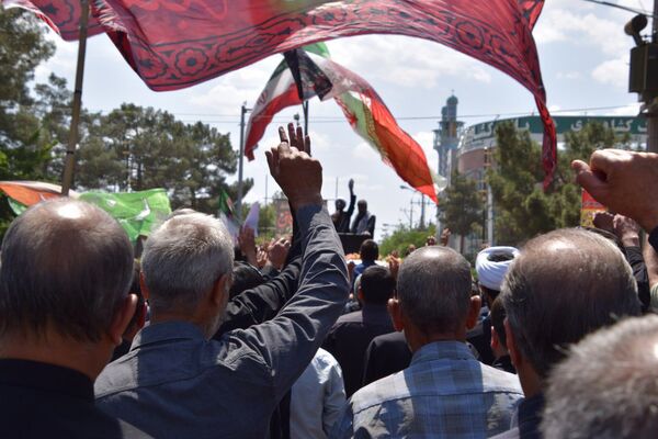 همه چیز برای یک استقبال گرم مهیاست ، با افتخار به پیشواز شهیدمان می آییم 