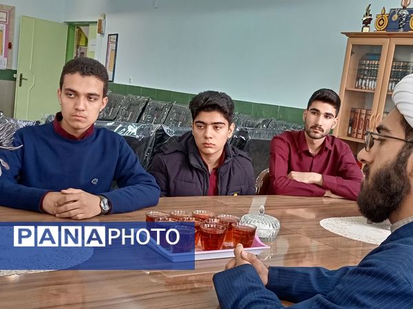 جلسه هم‌اندیشی اعضای شورای دانش‌آموزی دبیرستان نمونه آیت‌الله خامنه‌ای 