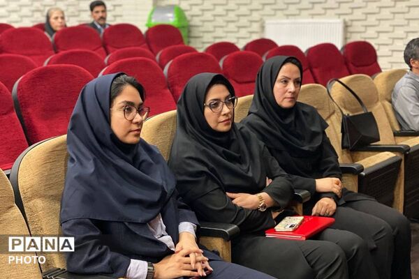 تجلیل از نویسندگان نوجوان ورامین به مناسبت روز شعر و ادب فارسی