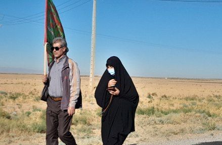 پیاده‌روی زائران جامانده ازحرم رضوی در شهرستان بام و صفی آباد