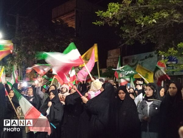 حضور مردم در راهپیمایی شبانه با حضور خادمین امام رضا(ع)