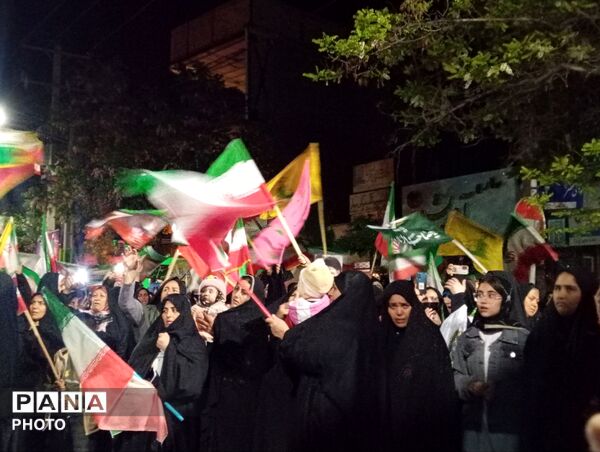 حضور مردم در راهپیمایی شبانه با حضور خادمین امام رضا(ع)