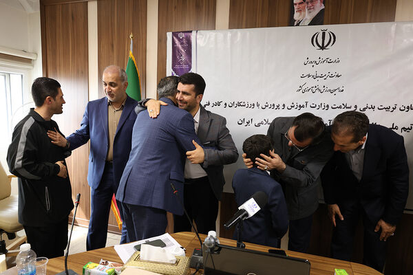 نشست صمیمی معاون تربیت بدنی و سلامت با ورزشکاران و کادر فنی تیم ملی والیبال دانش‌آموزی