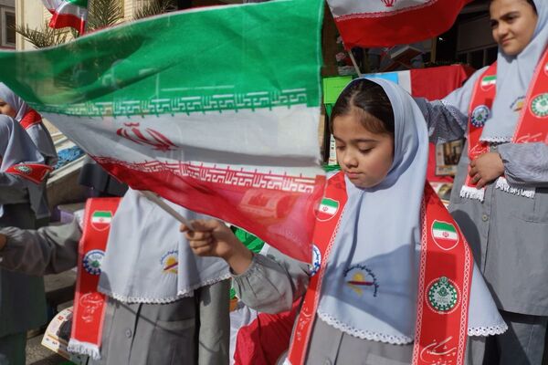 هم صدایی نسل آینده با انقلاب در مدرسه کودک مسلمان قرچک