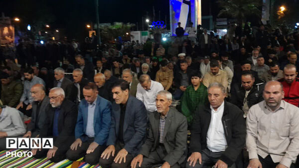 نماز استغاثه به امام زمان (عج) در شصت و دومین قرار عاشقانه، میدان امام خمینی(ره) شهرستان کوهدشت