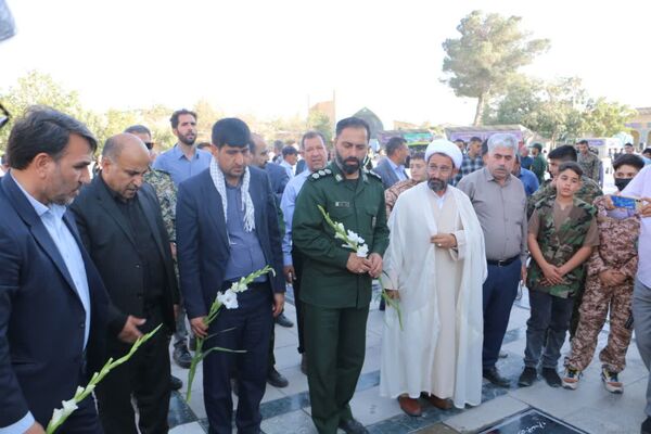 گلباران مزار شهدا به‌مناسبت هفته دفاع مقدس در آستان مقدس امامزاده بی‌بی سکینه ملارد