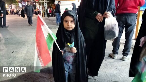 آسمان ملایر پر از نور؛ کودکان و دلدادگان در استقبال از پرچم رضوی