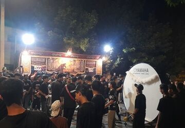 طنین نوای عزاداری در شب عاشورای حسینی در شازند