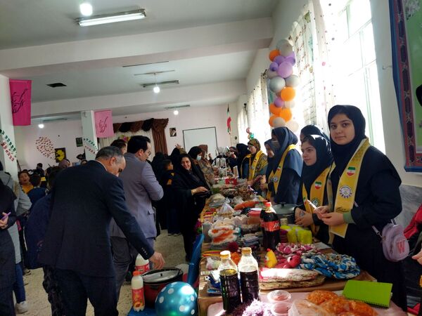بازارچه دست‌سازه‌های دانش‌آموزان شهر راز