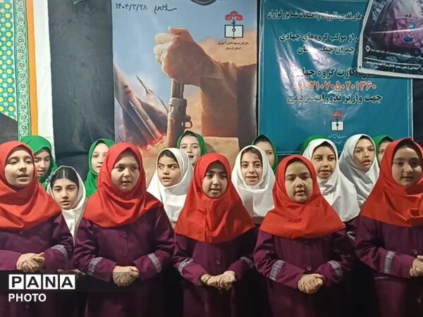 حضور دانش‌آموزان و نوجوانان در راهپیمایی شبانه اردبیل