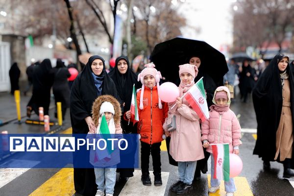 خلاقیت و نشاط دانش‌آموزی در غرفه‌های آموزش و پرورش در مسیر راهپیمایی ۲۲ بهمن