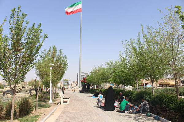 حضور گردشگران روز طبیعت در محوطه باغ‌موزه دفاع مقدس قم