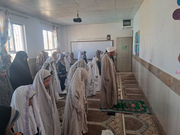 نماز جماعت در نمازخانه آموزشگاه زهرا عبداللهیان ارغا 