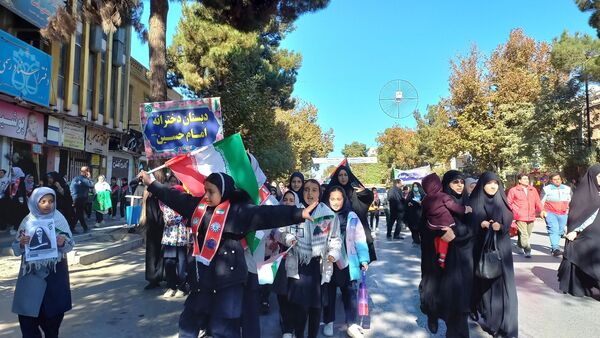 راهپیمایی 13 آبان با حضور حداکثری دانش آموزان در شهرستان نیشابور 