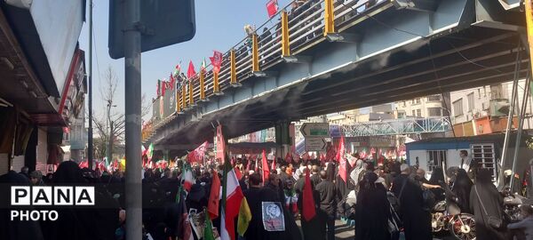 تجمعات پرشور مردمی از مترو تا خیابان 