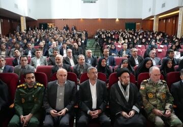 مراسم روز معلم با تجلیل از معلمان نمونه و خانواده شهدای جنگ رمضان