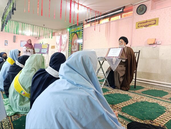 جلسه پرسش و پاسخ با امام جمعه شهرستان نیشابور در دبیرستان شاهد قدسیان 