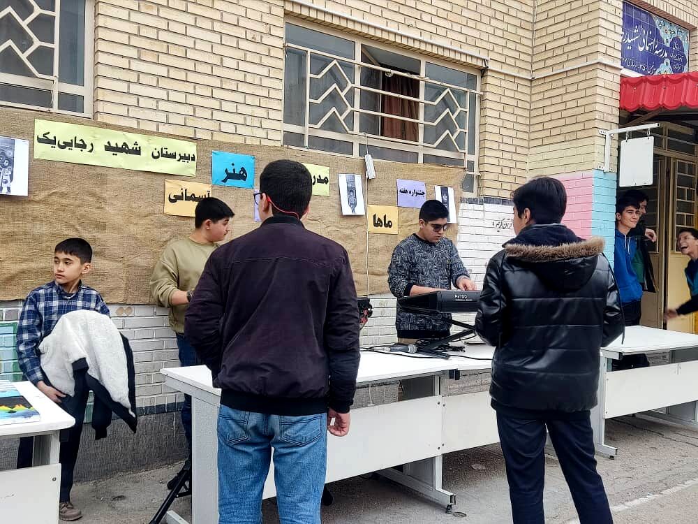 برپایی بازارچه دانش‌آموزی به‌مناسبت عید مبعث 