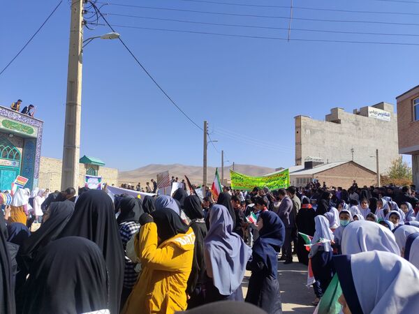حضور گسترده دانش آموزان سورشجان در راهپیمایی ۱۳ آبان؛ فریاد ایستادگی در برابر استکبار جهانی