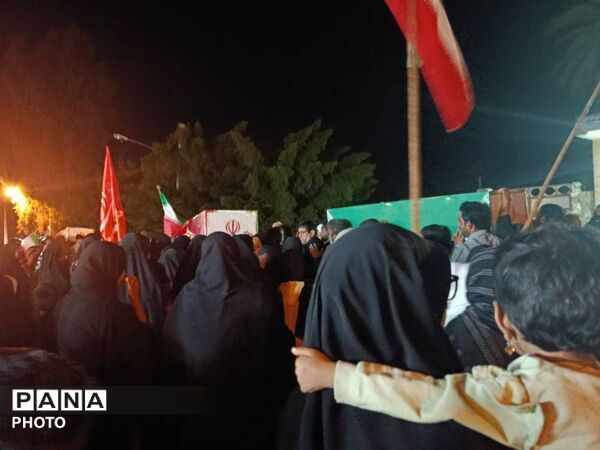 حضور پرشور مردم حاجی‌آباد در آیین‌ گرامیداشت شهدای انقلاب و دانش‌آموزان شجره طیبه