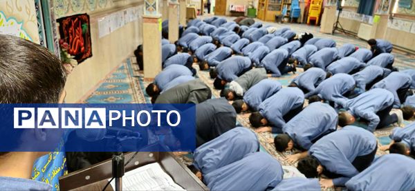 نمازجماعت پایه هشتم مدرسه زمانی با حضور مدیر آموزش و پرورش منطقه ۱۹ 